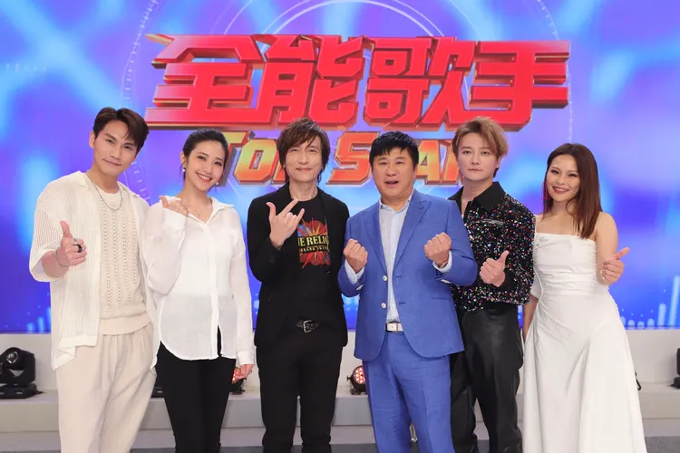 周定緯（左起）、梁一貞、薛忠銘、綜藝天王胡瓜、阿沁、周蕙。民視提供