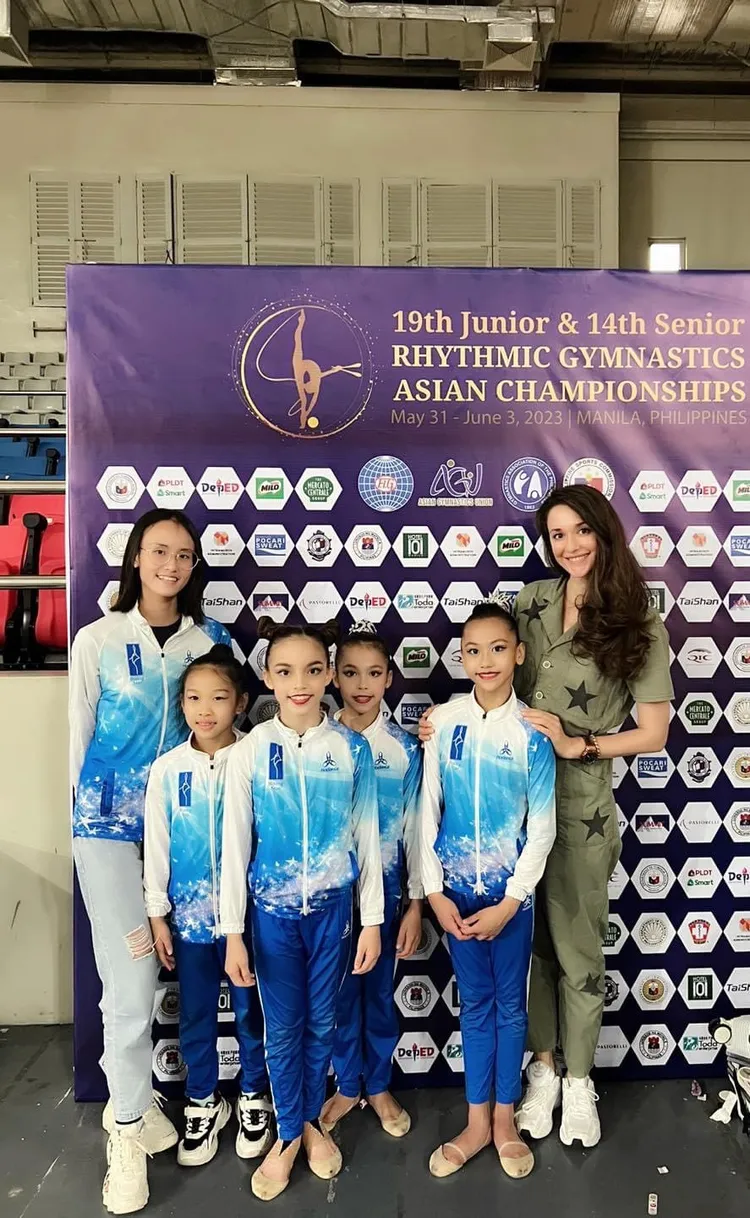 瑞莎（右）以這群小將為榮。翻攝瑞莎臉書