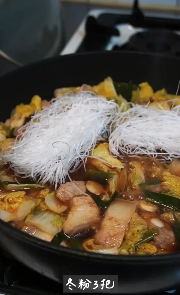 豬肉燉冬粉材料：
豬五花250克、蔥段30克
娃娃菜4株、醬油2大匙
米酒1大匙、水300毫升
冬粉3把、鹽巴1/2茶匙。IG @woodywoody315 提供