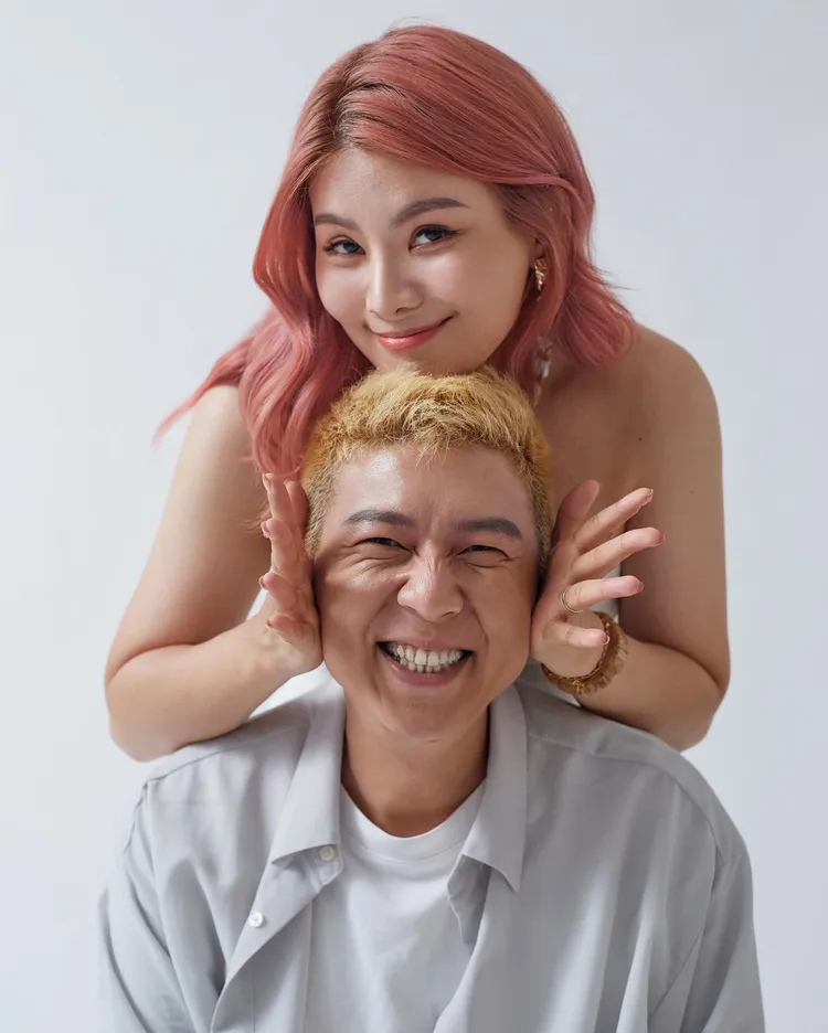 董仔與海力分享結婚的喜悅。翻攝董仔臉書