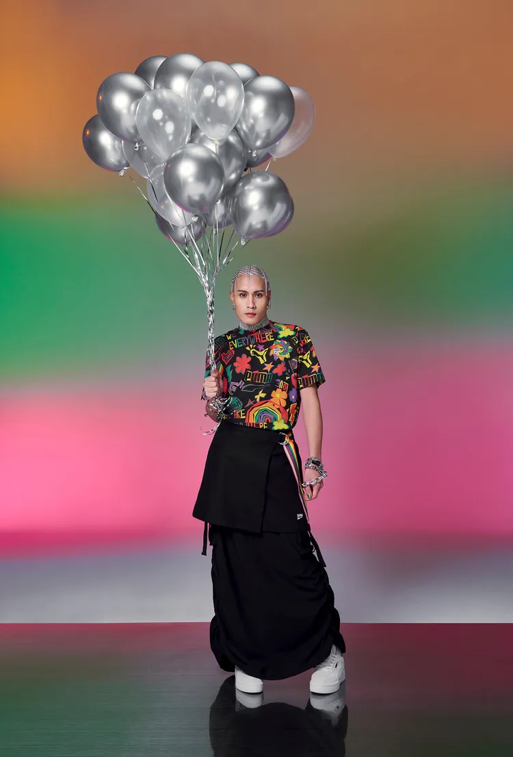 黃宣特別穿上系列短裙內搭黑色長褲，打破裙子專屬於女性的刻板印象，WAE印花短袖T恤1580元、短裙2280元、工裝長褲3580元。品牌提供。