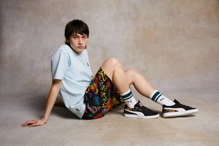 WAE短袖T恤1280元、印花短褲2280元、Suede鞋2980元。品牌提供