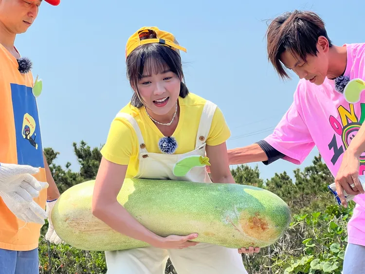 籃籃（中）抱大冬瓜，直呼太重。民視提供