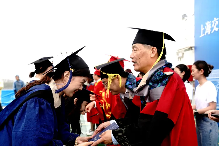 Gap Day反映中國年輕人對於休息的焦慮；圖為上海交通大學海洋學院17日舉辦畢業典禮。新華社