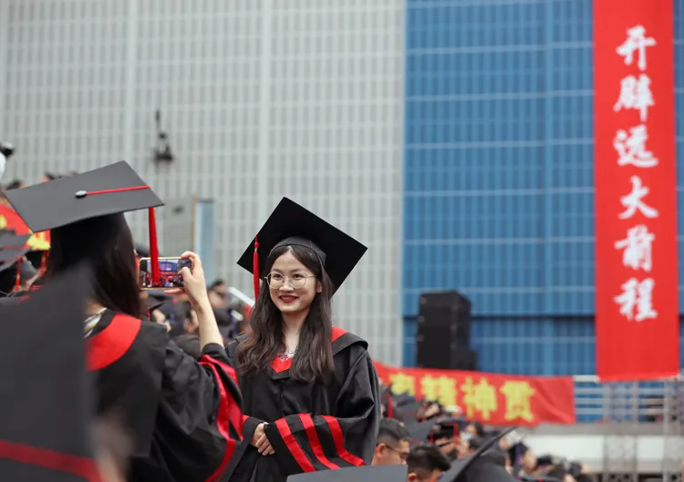 歐美年輕人流行Gap Year在中國卻會令年輕人焦慮；圖為上海復旦大學16日舉辦畢業典禮。新華社