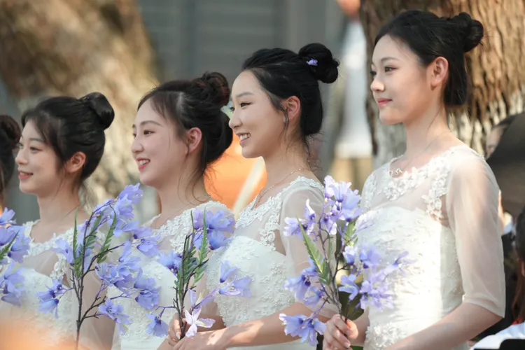 有大學生表示，空檔中看到同儕上班會有巨大壓力；圖為重慶西南大學藝術團的畢業生，於畢業典禮上表演。新華社