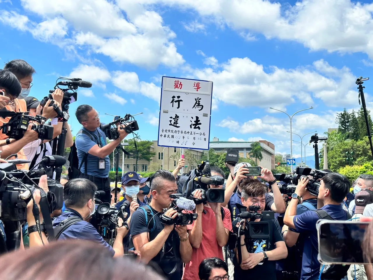 中正一分局警到場舉牌驅離,告知黃國昌和館長已違反《集遊法》。記者潘袁詩羽攝