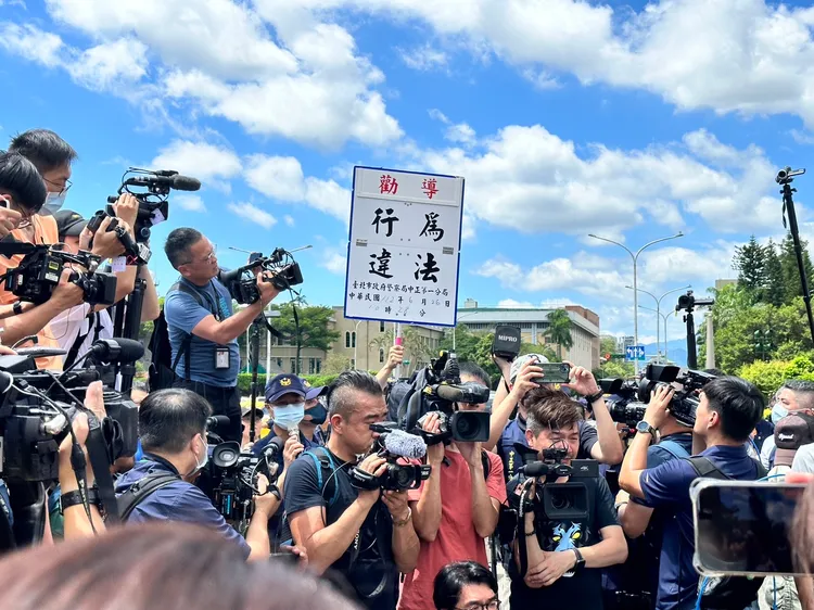 中正一分局警到場舉牌驅離，告知黃國昌和館長已違反《集遊法》。記者潘袁詩羽攝