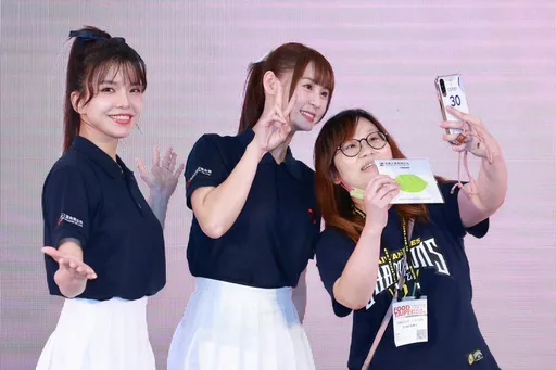 短今控訴許傑輝性騷後首露面快閃　提告與否「之後再說」