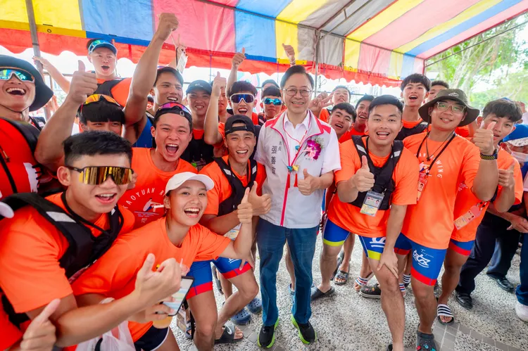 張善政和選手們合影。桃園市府提供