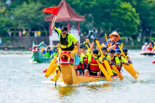 桃園陂塘龍舟賽熱鬧登場　張善政：歡迎來龍潭體驗端午氣氛與客家風情