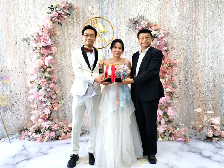 台鐵局長杜微現身為小倆口獻上祝福。台鐵提供