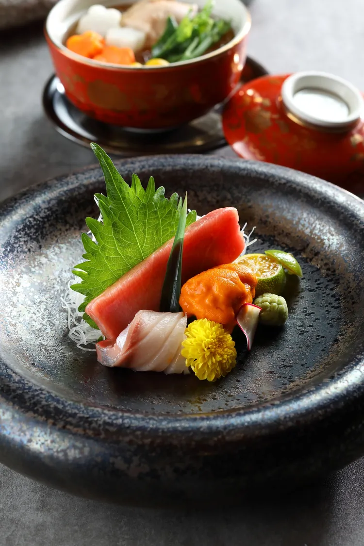 「海膽黑鮪刺身盛合」於屏東地區所補獲的黑鮪魚取其大腹，肉質鮮滑而帶有濃郁的特有香味。福容大飯店提供