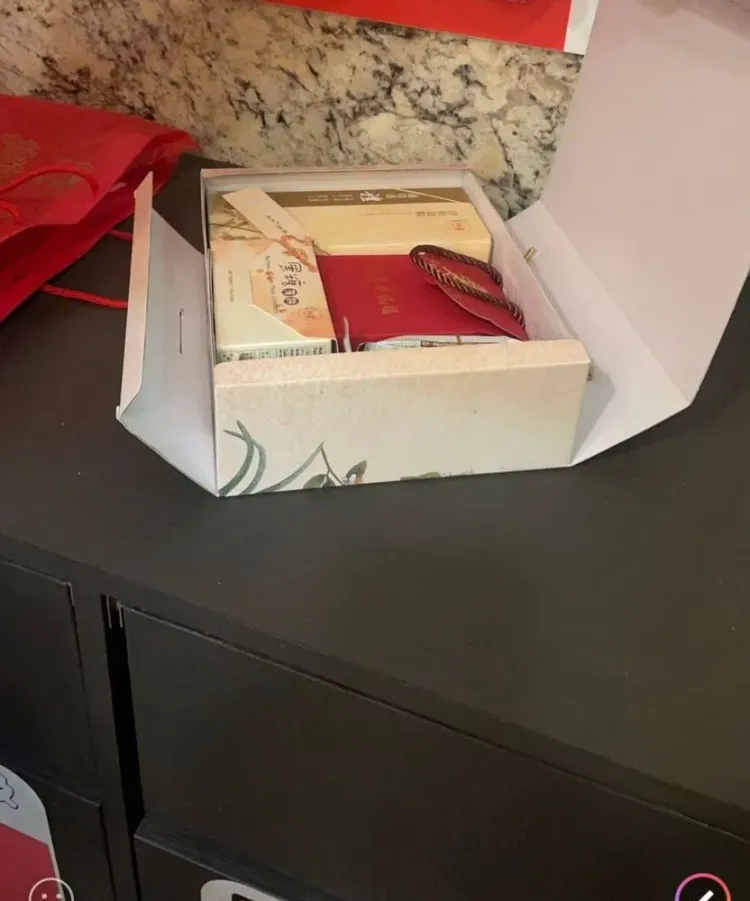 田山盛國在電台外放置包裹。翻攝畫面