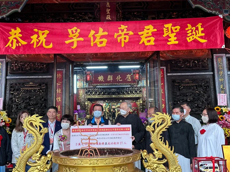 消防局局長莫懷祖代表接受捐贈。翻攝畫面