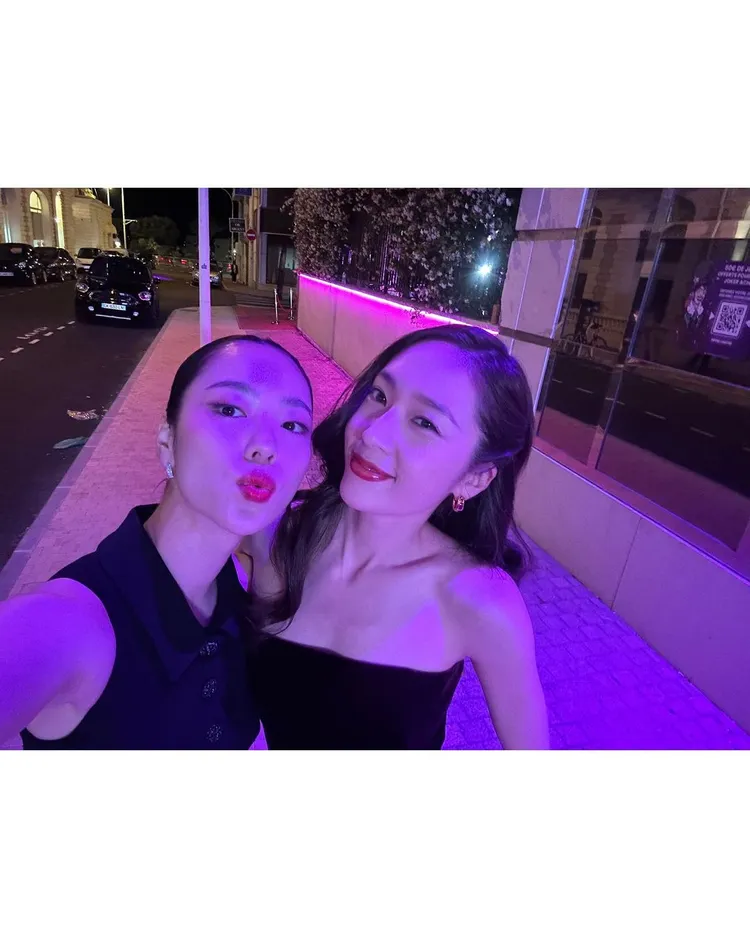 當天也在現場的全余贇（左）搞笑稱鞋子壞掉的Krystal鄭秀晶是「秀杜瑞拉」。翻攝vousmevoyez IG
