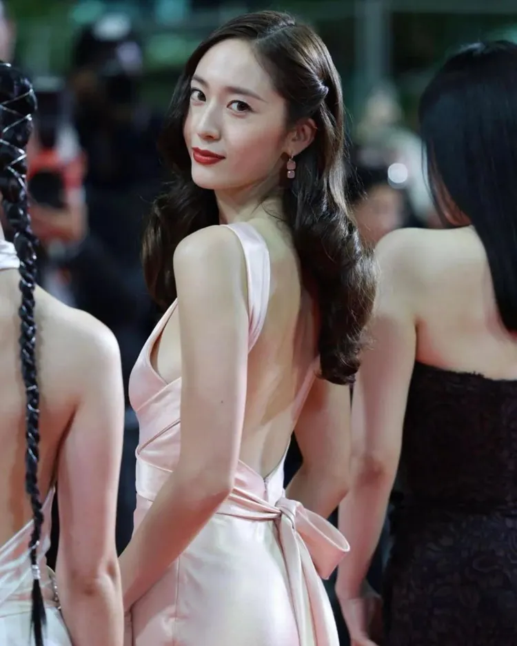 她日前身穿Ralph Lauren粉色露背禮服，絕美現身坎城影展。翻攝vousmevoyez IG