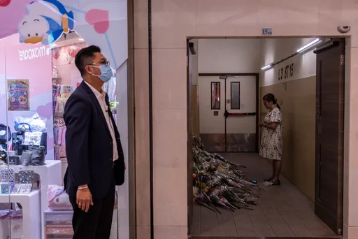 香港商場砍人案兇手應訊　庭上握拳不時深呼吸