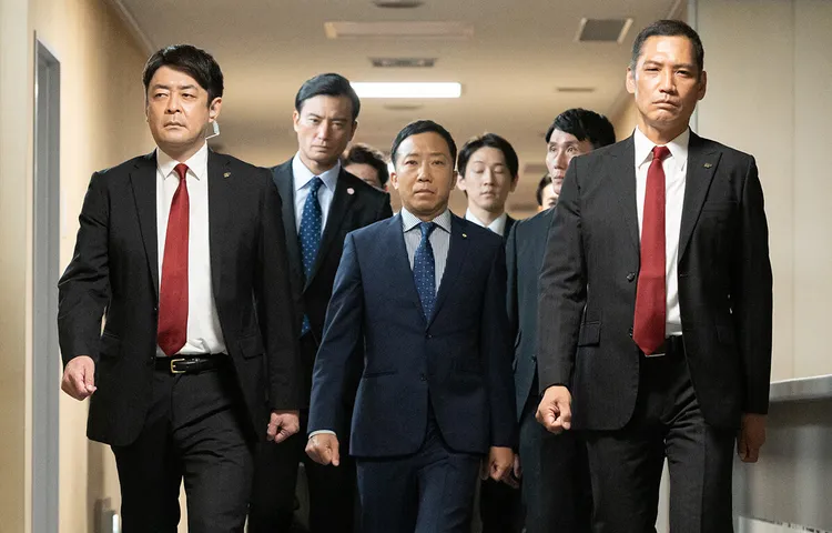 市川猿之助（中）戲裡戲外都成為警方偵訊的對象。翻攝電影官網