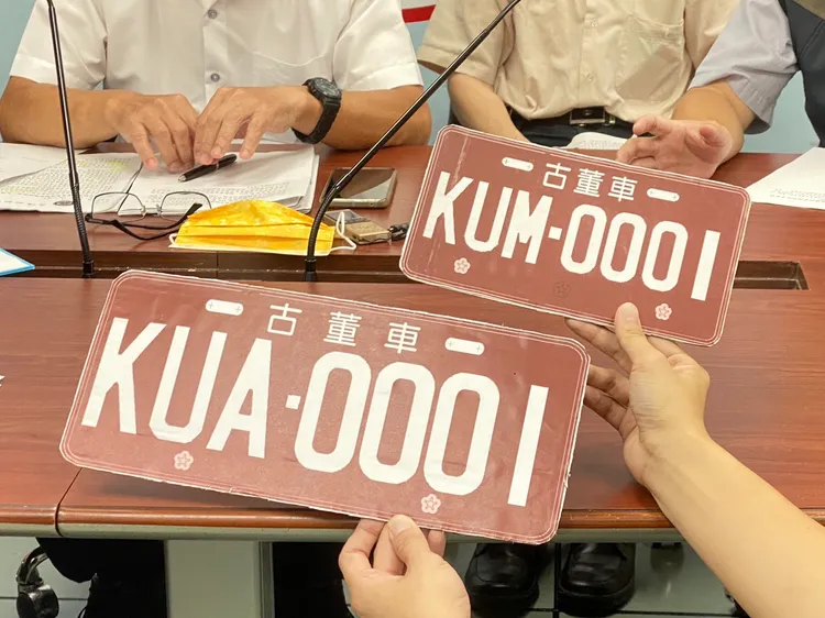 汽車排與機車牌大小差異。陳怡文攝