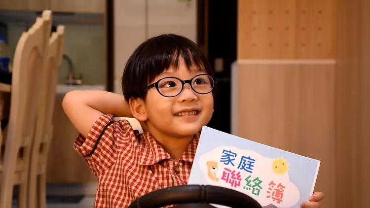 貌似童星小彬彬的警眷子女擔任演員。翻攝畫面