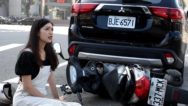 偵查佐鍾佩吟客串車禍騎士。翻攝畫面