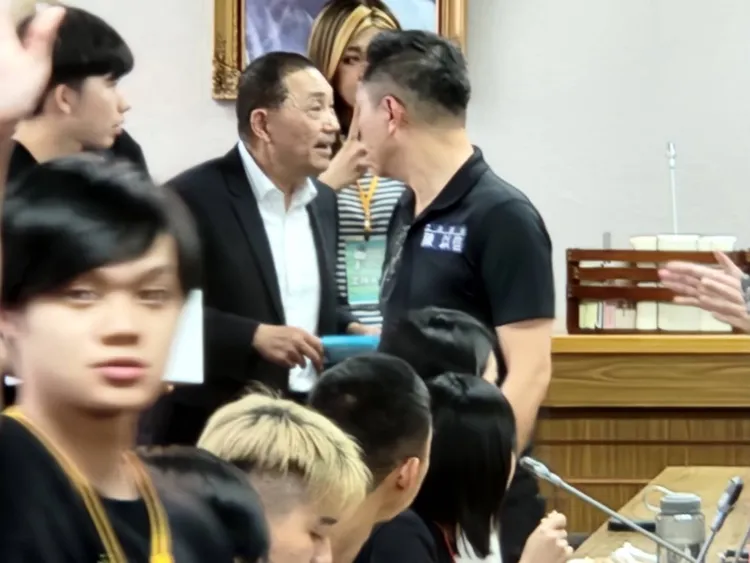 侯友宜進入會議室，開始發枝仔冰。施智齡攝