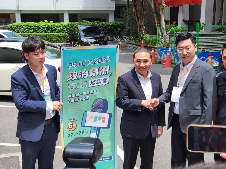 侯友宜跟活動主辦單位合照。施智齡攝