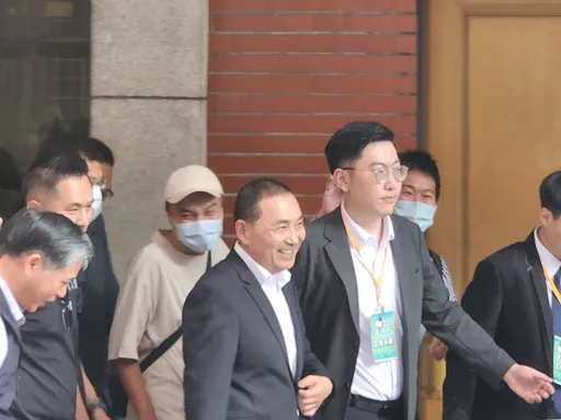 侯友宜發冰棒幫大學生消暑! 表現再次遭吐槽