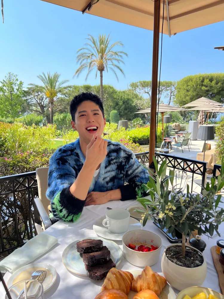 朴寶劍日前分享了在法國尼斯的燦笑帥照。品牌提供
