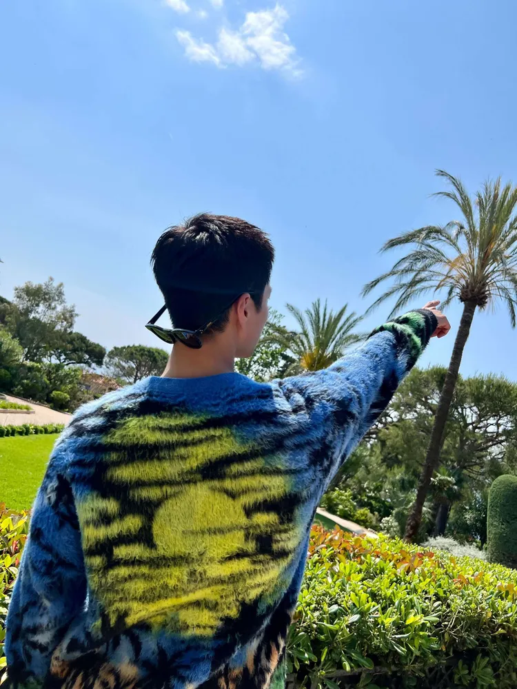 他身著的CELINE Sunset棉質開襟衫出自品牌2023夏季男裝系列。品牌提供
