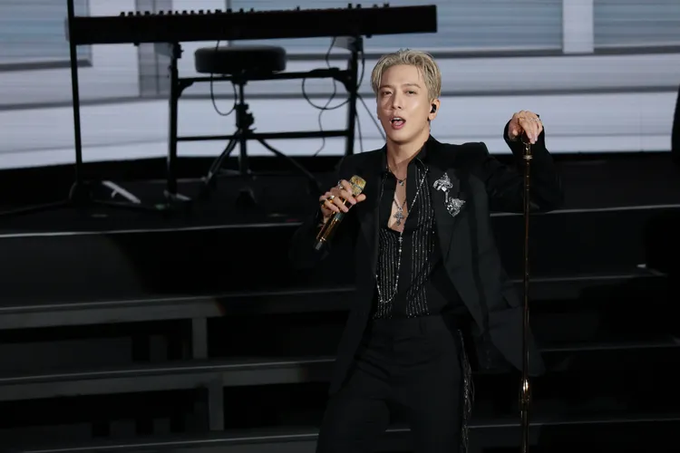 鄭容和換上黑色西裝外套。彭欣偉攝