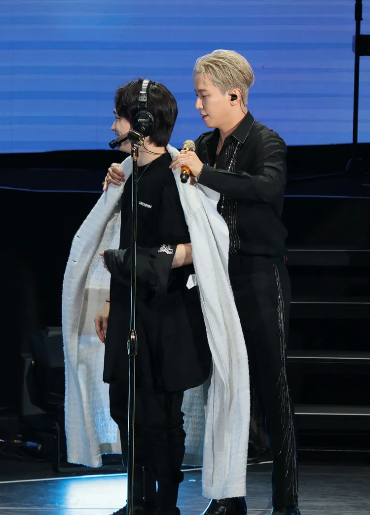 鄭容和把外套脫掉，掛在工作人員身上。彭欣偉攝