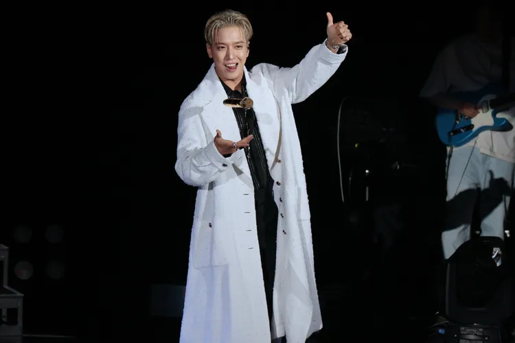 鄭容和在台上耍麥克風。彭欣偉攝