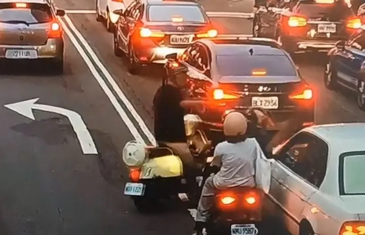 熱心騎士攔下肇逃的王男，要他下車。民眾提供