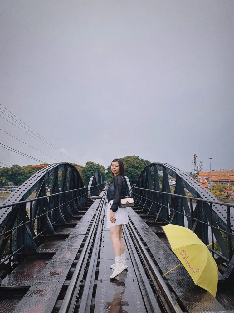 女星劉品言日前在IG上分享了背起Eleanor貝殼色帆布拼接長型肩背包的出遊照。翻攝esther88 IG