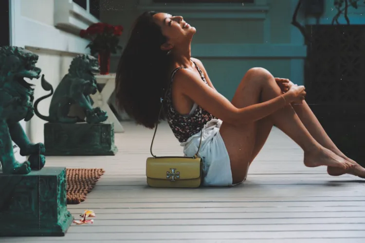 日前赴夏威夷度假的女星隋棠，也用早秋系列Eleanor Spazzolat水仙黃色手提包，襯托她一身健康的小麥肌。翻攝suitangtang IG