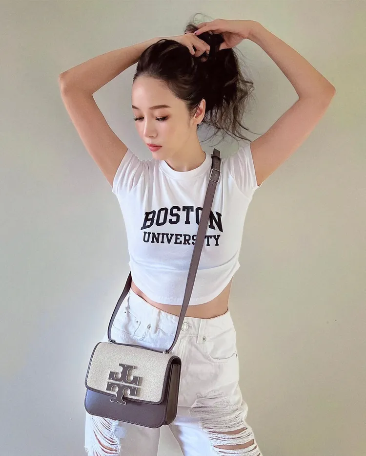 侯佩岑除了靠大學T、丹寧短褲「回春」，她選背的紐約設計師品牌TORY BURCH Eleanor帆布拼接包，同樣是夏日穿搭的逆齡神器。翻攝houpatty IG