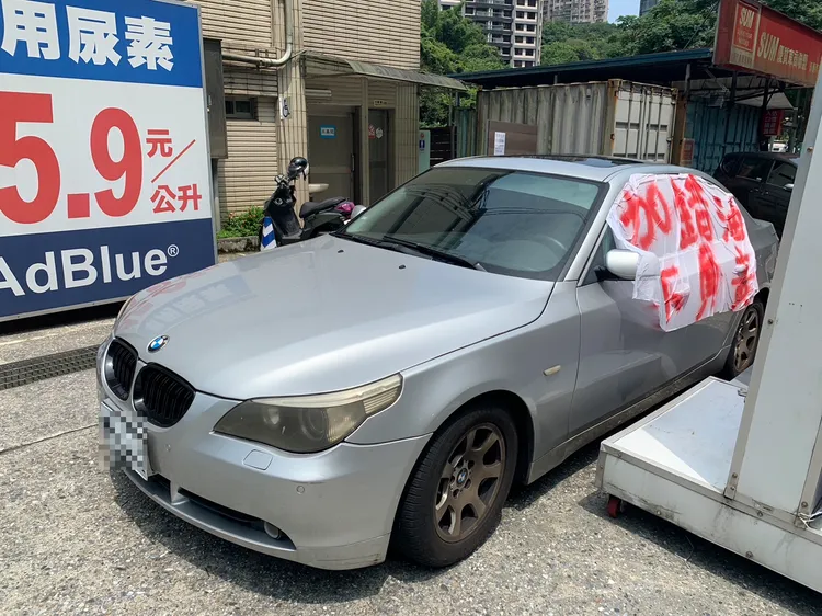 林男在車上掛上白布條抗議。葉先鵬攝