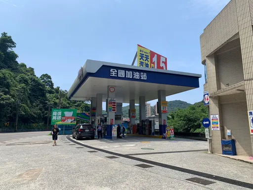 误加95酿「柴油BMW」抛锚 19万维修费谈不拢!车主怒挂白布条抗议