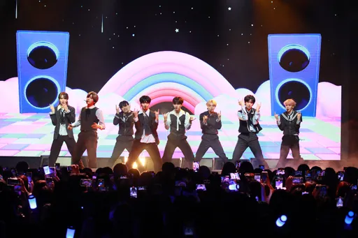 韓團EPEX登台「互相傷害」!驚爆:沒穿衣服背包包走來走去