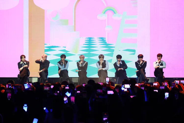 EPEX現場玩起「我愛你遊戲」，指定成員手牽手對視，說出「對方令自己難過或希望對方改進的地方」。ON INN ASIA提供