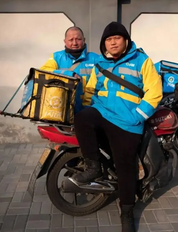 爸爸錢灝（左）原本希望兒子錢坤（右）大學畢業後能當吹冷氣的白領上班族。翻攝騰訊新聞