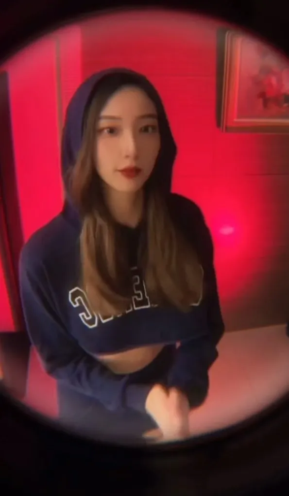 長髮正妹在門外秀舞。抖音@dhdoublehan 提供