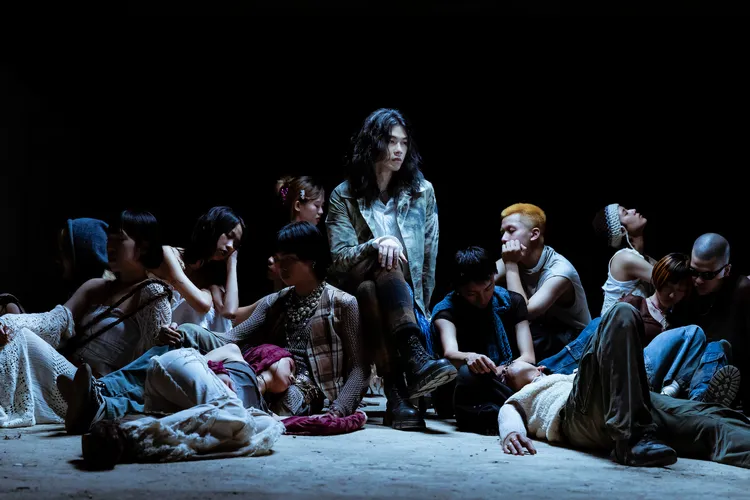 《天生寂寞》的MV曝光後短短不到10小時內就吸引了近3萬人次觀看。相信音樂提供