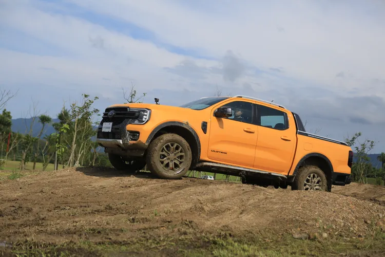 Wildtrak車型升級配置的Advanced 4WD（智慧四驅4A）及電子式後軸差速器鎖定等科技，可因應道路狀況提供最佳化的四輪循跡性。林浩昇攝