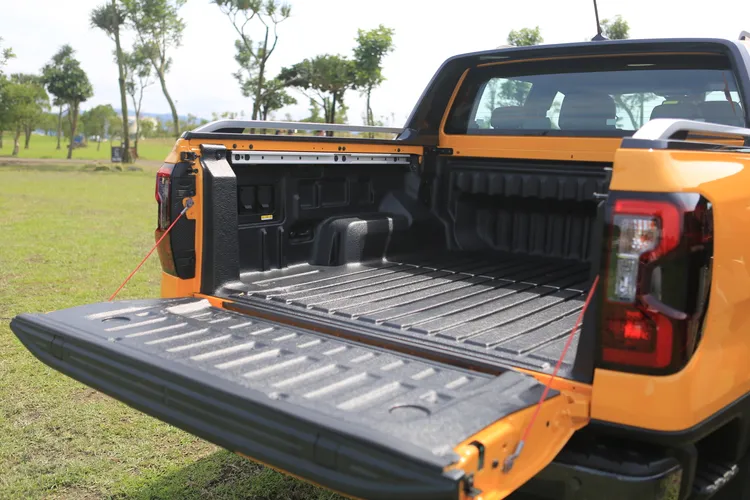 Ford全新Ranger貨斗採用高抗磨車斗護板、車斗固定扣環、車斗綑綁繩固定桿等便利設計。林浩昇攝