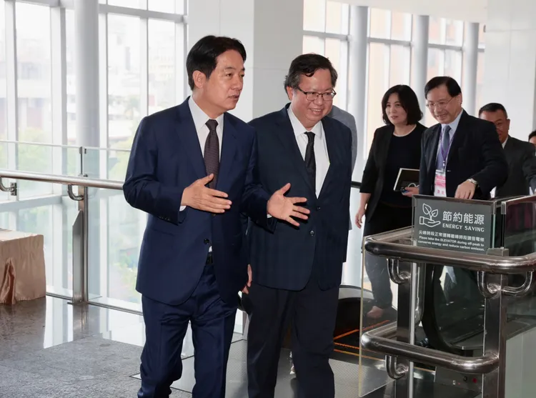 賴清德及鄭文燦一同步入會場。彭欣偉攝