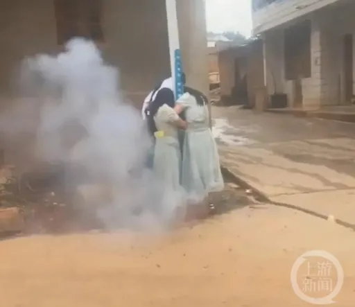 是恐攻還是婚鬧？雲南伴娘被綁電桿腳底放鞭炮