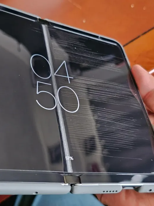 谷歌Pixel Fold上市两天就被用户抱怨问题一堆。照片来源Reddit论坛